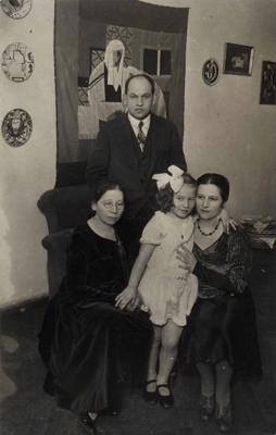 Romans Suta ar māti Natāliju, sievu Aleksandru Beļcovu un meitu Tatjanu. 1929. gads.