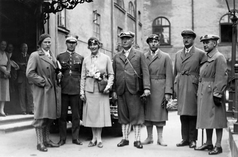 Valsts prezidents Alberts Kviesis ar sievu un dēliem Rīgas pils pagalmā pirms došanās ceļojumā uz Parīzi. 12.08.1931. 