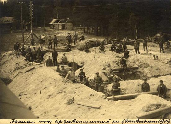 Igaunijas armijas karavīri rok ierakumus. Strenču apkārtne, 1919. gada vasara.