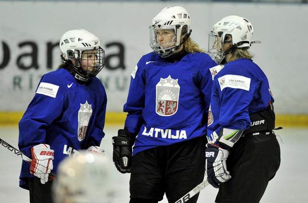 Latvijas sieviešu hokeja izlase treniņā. Rīga, 01.04.2014.