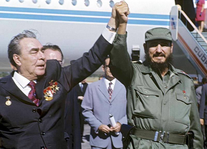 Leonīds Brežņevs un Fidels Kastro Hosē Martī Starptautiskajā lidostā, noslēdzot L. Brežņeva vizīti Kubā. 02.03.1974.
