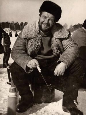 Eduards Pāvuls makšķerē uz ledus. 20. gs. 60. gadu vidus.