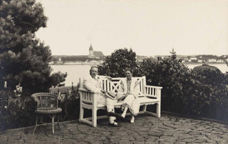 Lauri Relanders ar kundzi Signi Relanderi. Nāntali, Somija, 1925.–1930. gads.