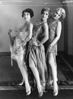 Dorotija Sebastjana (Dorothy Sebastian), Džoana Kroforda un Anita Peidža (Anita Page) filmā "Mūsu dejojošās meitas", 1928. gads.