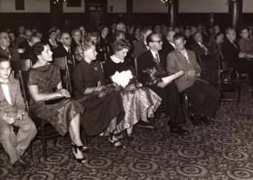 Valdemārs Kārkliņš kopā ar ģimeni un viesiem savā 50 gadu jubilejas pasākumā. Seilema, 1956. gads.