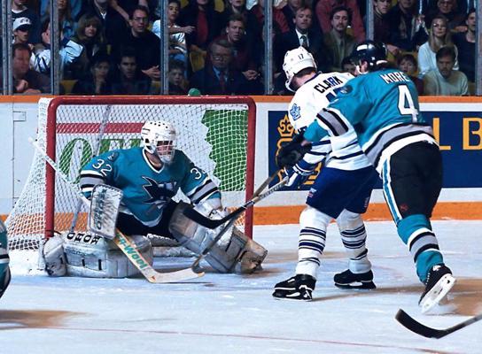 Artūrs Irbe (nr. 32) NHL izslēgšanas spēlē 1993./ 1994. gada sezonā. Toronto, Kanāda. 02.05.1994.