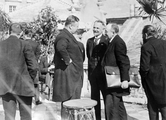 Vācijas delegācijas vadītājs kanclers Jozefs Virts sarunā ar Padomju Krievijas ārlietu tautas komisāru Georgiju Čičerinu Dženovas konferencē. Itālija, 1922. gads.