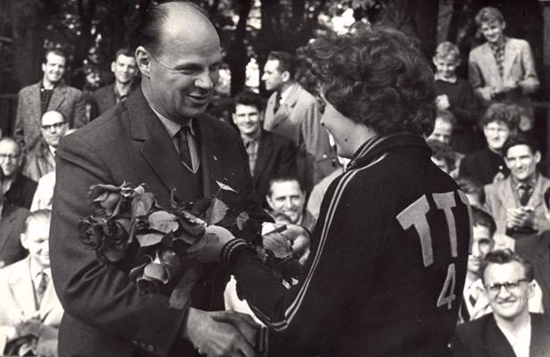TTT sieviešu basketbola meistarkomandas kapteine Dzidra Karamiševa sveic treneri Oļģertu Altbergu. Mežaparks, ap 1961. gadu.