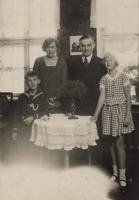 Jūlijs Pētersons ar ģimeni – sievu Eiženiju, bērniem Annu un Pēteri fotogrāfijā žurnāla "Atpūta" vākam. Rīga, 1930. gads.