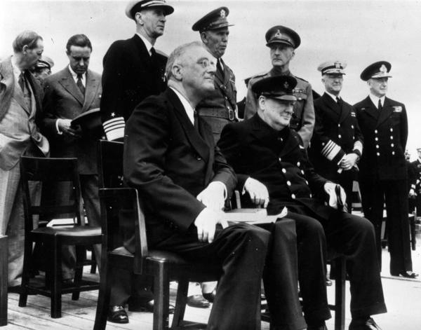 ASV prezidenta Franklina Rūzvelta un Lielbritānijas un Ziemeļīrijas Apvienotās Karalistes premjerministra Vinstona Čērčila tikšanās uz jūras spēku kuģa, lai apspriestu kara mērķus un principus Ardžentijas bāzē, Plasenšijas līcī, Ņūfaundlendā, Kanādā. 08.1941.