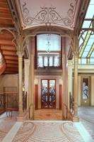 Arhitekta Viktora Ortā (Victor Horta) projektētās Tasela viesnīcas (Hotel Tassel, 1893) interjera vijīgās formas ir hrestomātisks jūgendstila paraugs. Brisele, 2015. gads.
