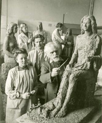 Tēlnieks Teodors Zaļkalns ar studentiem nodarbībā Latvijas PSR Valsts Mākslas akadēmijā. Rīga, 1949.–52. gads.