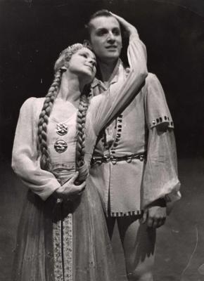 Ināra Gintere un Juris Kaprālis Anatola Liepiņa baletā “Laima”. LPSR Valsts operas un baleta teātris, 1955. gads.