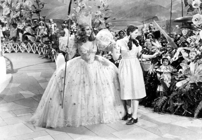 Kadrs no mūzikla "Ozas burvis", no labās: Džūdija Gārlenda un Billija Bērka (Billie Burke). 1939. gads.