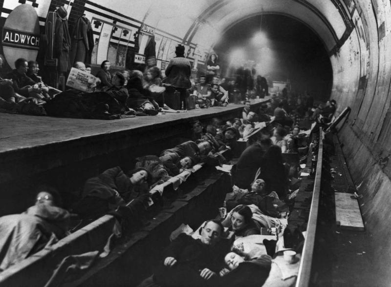 Londonas metro stacija kā bumbu patversme kara laikā. 1940. gads.