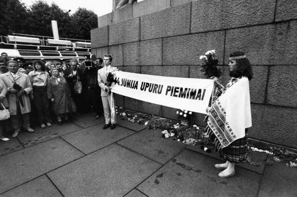 Cilvēktiesību aizstāvības grupas "Helsinki-86" organizētā ziedu nolikšana pie Brīvības pieminekļa. Rīga, 14.06.1987.