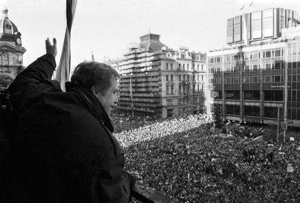 Vāclavs Havels uzrunā mītiņa dalībniekus. Prāga, 12.12.1989.