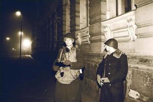 Bauskas miliči Iekšlietu ministrijas sardzē 1991. gada 19. janvāra naktī. Rīga.