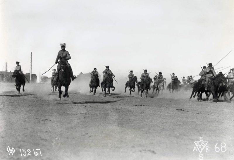 Baltās armijas karaspēka kavalērijas vienība Krievijas pilsoņu kara laikā. Sibīrija, 1919. gads.