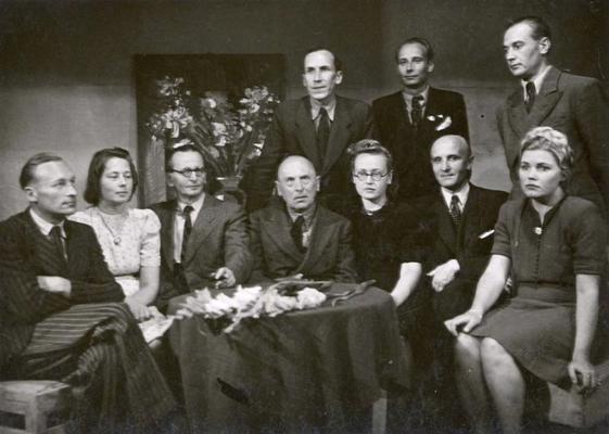 Latviešu rakstnieku grupa Rakstnieku dienās. Vircburga, Vācija, 1947. gads.