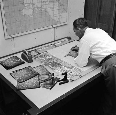 Kartogrāfs no aerofotogrāfijām veido karti. Ap 1955. gadu.