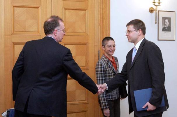 Ministru prezidents Valdis Dombrovskis (no labās) pirms tikšanās ar Starptautiskā Valūtas fonda, Eiropas Komisijas, LB, FKTK un FM pārstāvjiem. 2009. gads.