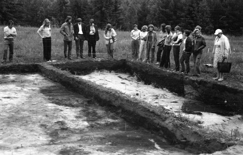 Arheologs Andrejs Vasks (trešais no kreisās) iepazīstina Aizkraukles arheoloģiskās ekspedīcijas dalībniekus ar izpētes gaitu Brikuļu pilskalnā Rēzeknes apriņķa Gaigalavas pagasta Īdeņa ciemā. 02.07.1974.