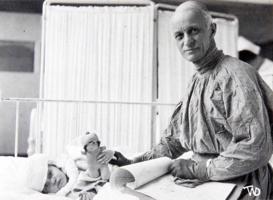 Hārvijs Kušings ar pacientu. ASV, 20. gs. 20.–30. gadi.