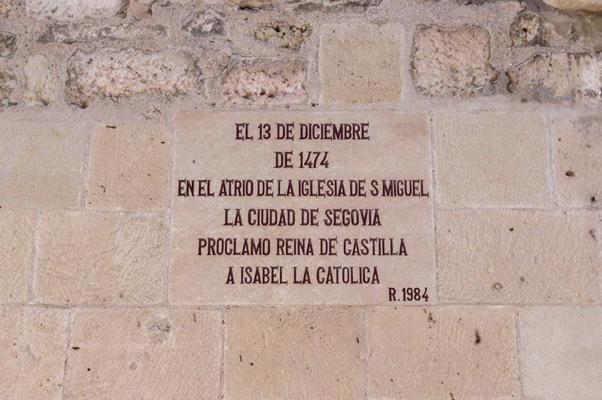 Piemiņas teksts uz Sanmigela (San Miguel) baznīcas fasādes Segovijā. Spānija, 23.02.2020.