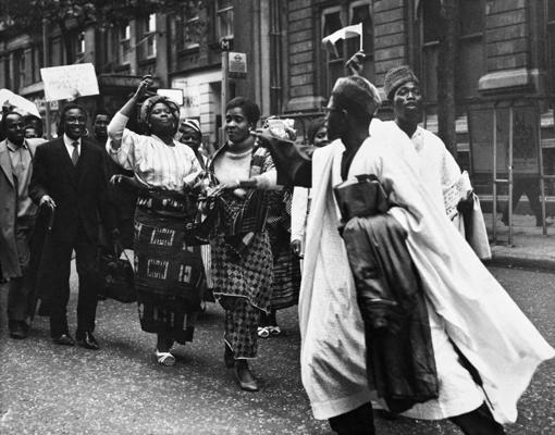 Londonā dzīvojošie nigēriešu studenti gājienā uz Nigērijas namu svin savas valsts neatkarību no Lielbritānijas. Londona, 01.10.1960.
