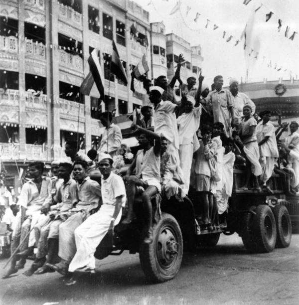 Iedzīvotāji Kalkutas ielās svin Indijas neatkarību no britu varas. 21.08.1947.