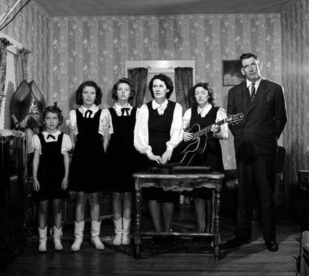 Kārteru ģimenes grupa. No labās: E. P. Kārters (A. P. Carter), viņa sievas māsīca Meibele (Maybelle), viņa sieva Sāra (Sara) un Meibeles meitas Helēna (Helen), Džūna (June) un Anita (Anita). Pūrvalija, Virdžīnijas pavalsts, 12.1941.