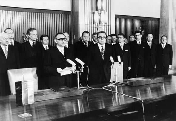 Priekšplānā no kreisās: Vācijas Federatīvās Republikas valsts sekretārs Egons Bārs (Egon Bahr) un Vācijas Demokrātiskās Republikas valsts sekretārs Mihaels Kols (Michael Kohl) parakstot Transporta līgumu Ministru padomes namā Austrumberlīnē. 26.05.1972.