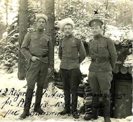 Marta kaujās kritušais 2. Rīgas latviešu strēlnieku bataljona praporščiks Eduards Ķencis (pirmais no labās) kopā ar citiem bataljona virsniekiem īsi pirms kaujām.