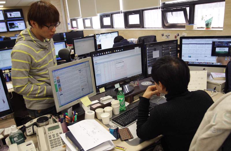 Pētnieki pārbauda datoru vīrusus IT drošības programmatūras pārdevēja Hauri Inc. programmatūrā saistībā ar kiberuzbrukumu Dienvidkorejas bankas, divu raidorganizāciju un interneta pakalpojumu sniedzēju datortīklos. Seula, Dienvidkoreja, 21.03.2013.
