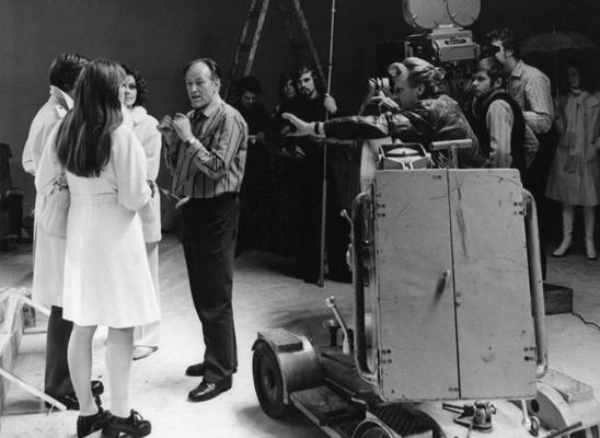 Režisors Rolands Kalniņš sarunājas ar aktieriem filmas "Piejūras klimats" uzņemšanas laukumā, pa labi no viņa operators Gvido Skulte. 1974. gads.