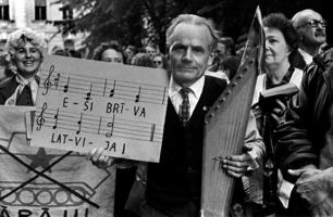 Cilvēki sapulcējušies pie Saeimas nama Neatkarības deklarācijas pieņemšanas dienā. Rīga, 04.05.1990.