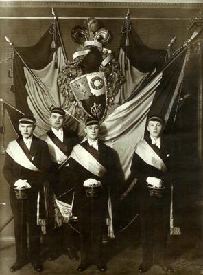 "Fraternitas Academica" 1930. gada pirmā semestra prezidija un oldermaņa fotogrāfija pie korporācijas vapeņa (ģerboņa) karogu drapējumā konventa dzīvoklī, Rīgā, Zigfrīda Meierovica bulvārī 9a-1.