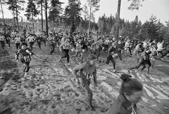 Sievietes piedalās orientēšanās skrējienā. Somija, 1972. gads.