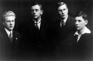 Latvijas Konservatorijas studenti. No kreisās: Volfgangs Dārziņš, Vlads Jakubēns, Jānis Ivanovs un Viktors Babins. 1926. gads.
