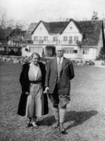 Ērihs Lūdendorfs kopā ar kundzi savā dzīvesvietā Tucingā. Vācija, 04.04.1935.