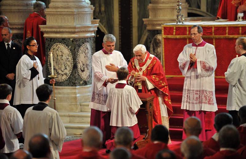 Pāvests Benedikts XVI vada Svēto misi un izdala Svēto Komūniju jeb Svēto Vakarēdienu Vestminsteras katedrālē valsts vizītes trešajā dienā. Londona, 18.09.2010.