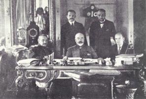 Krievijas Dienvidu bruņoto spēku virspavēlnieks Antons Deņikins un viņa pagaidu valdības Īpašas apspriedes locekļi 1919. gada otrajā pusē.