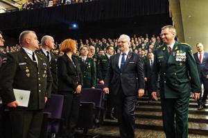 No labās: Valsts robežsardzes ģenerālis Guntis Pujāts un Valsts prezidents Egils Levits Valsts robežsardzes 100. gadadienas svinīgajā pasākumā.