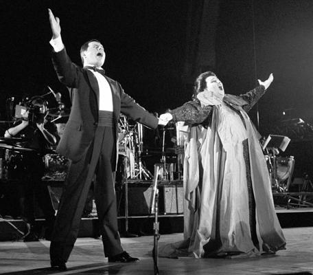 Fredijs Merkūrijs un Monserata Kavaljē izpilda dziesmu "Barcelona". Barselona, 1988. gads.