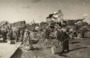 Padomju karagūstekņi novāc sabombardētās Vīpuru dzelzceļa stacijas drupas. 1941.–1944. gads.