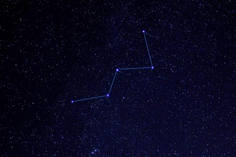Debess apgabals ar Kasiopeju. Ar līnijām parādīta zvaigznāja raksturīgā figūra. 25.10.2020.