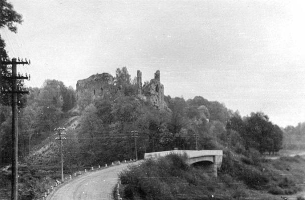 Kokneses pilskalns no rietumu puses. Ādolfa Stubava izrakumi Kokneses pilskalnā, 1963. gads.
