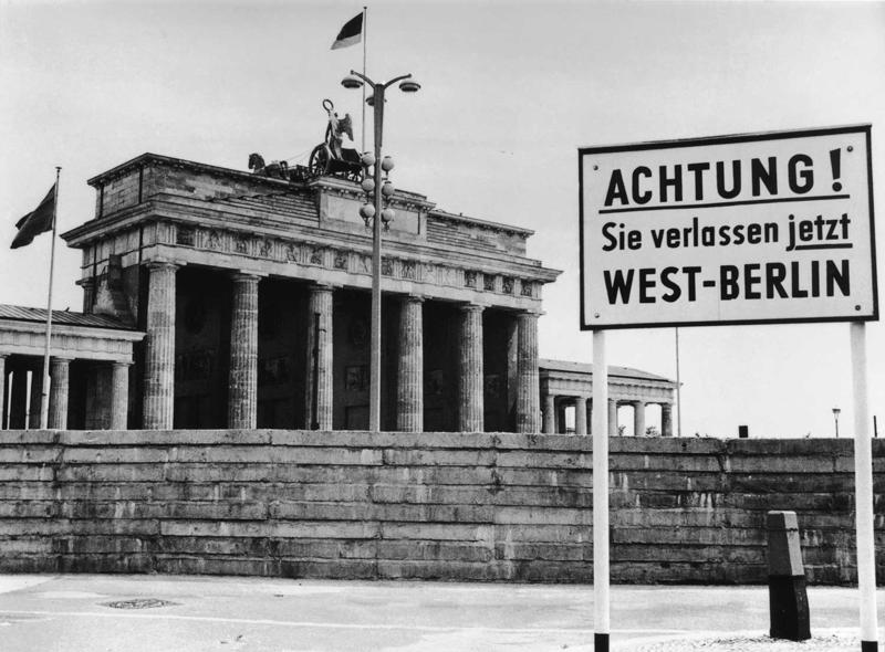 Uzraksts pie Berlīnes mūra "Uzmanību! Jūs tagad pametat Rietumberlīni", 1962. gads.