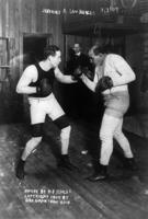 Bijušais smagsvara čempions Džeimss Džefrīzs (James J. Jeffries, pa kreisi) sparingā ar savu treneri Semu Bergeru (Samuel Berger), kurš 1904. gadā izcīnīja olimpisko medaļu boksā. Ap 1909. gadu.
